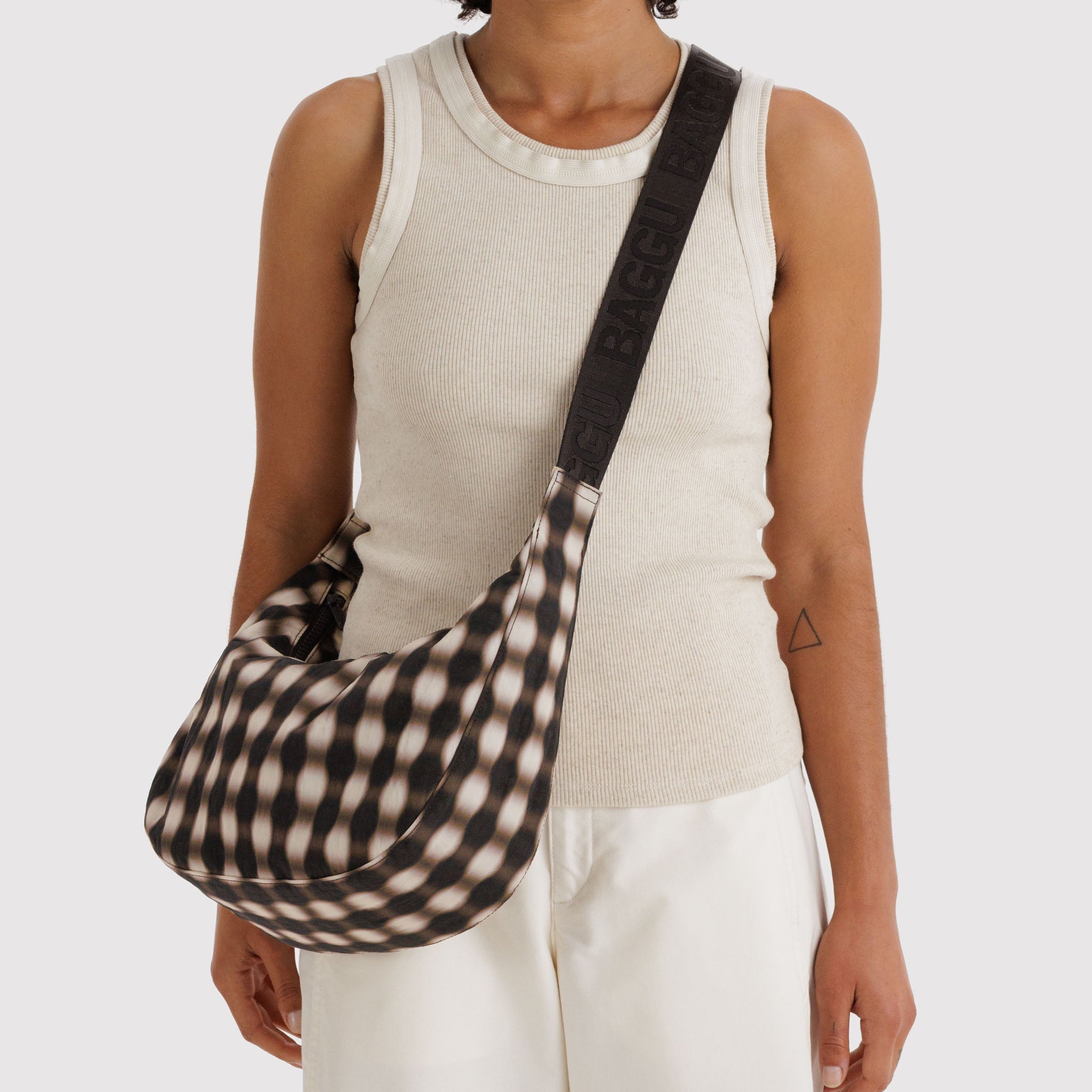 BAGGU Medium Crescent Bag (Blurred Gingham Brown)