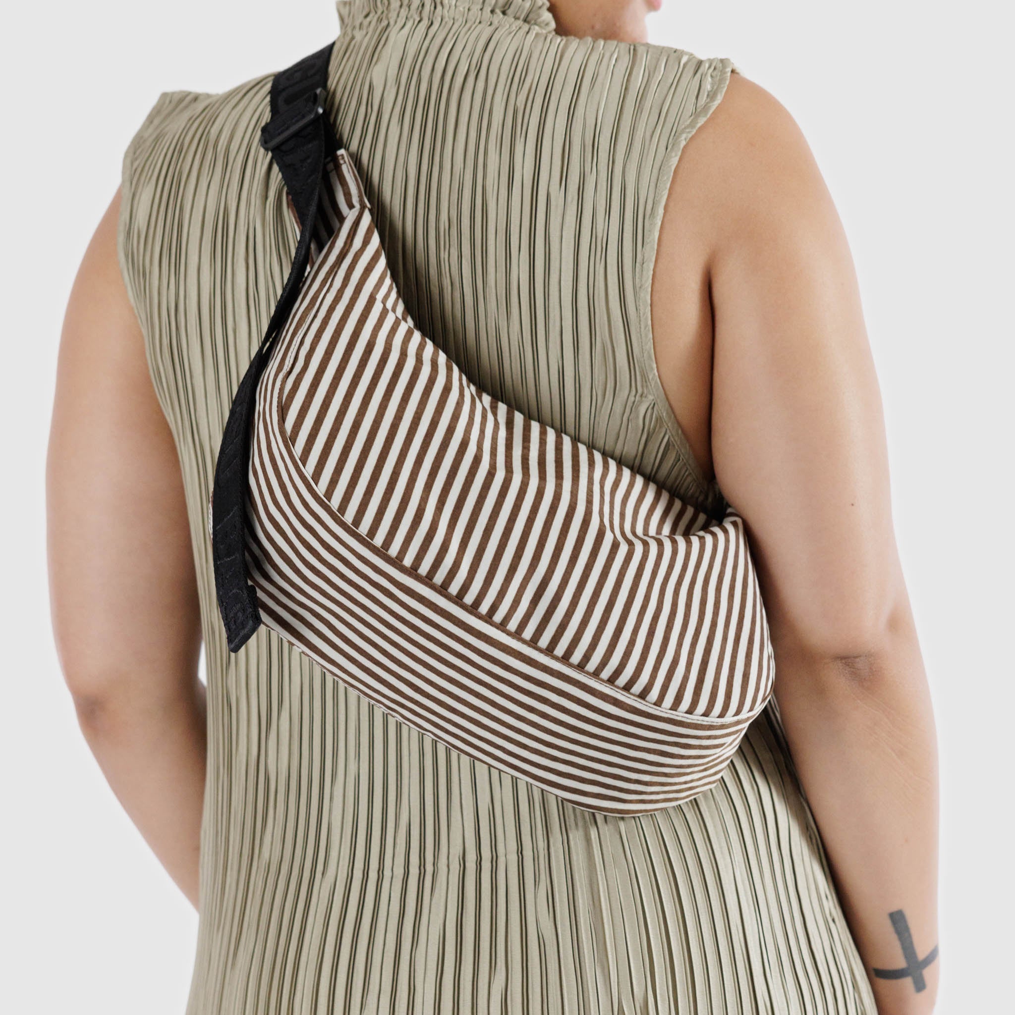 BAGGU Medium Nylon Crescent Bag (Brown Stripe)