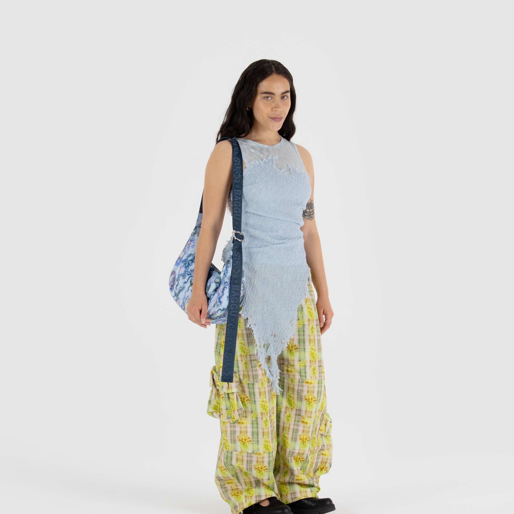 BAGGU Medium Crescent Bag (Blue Thorns)