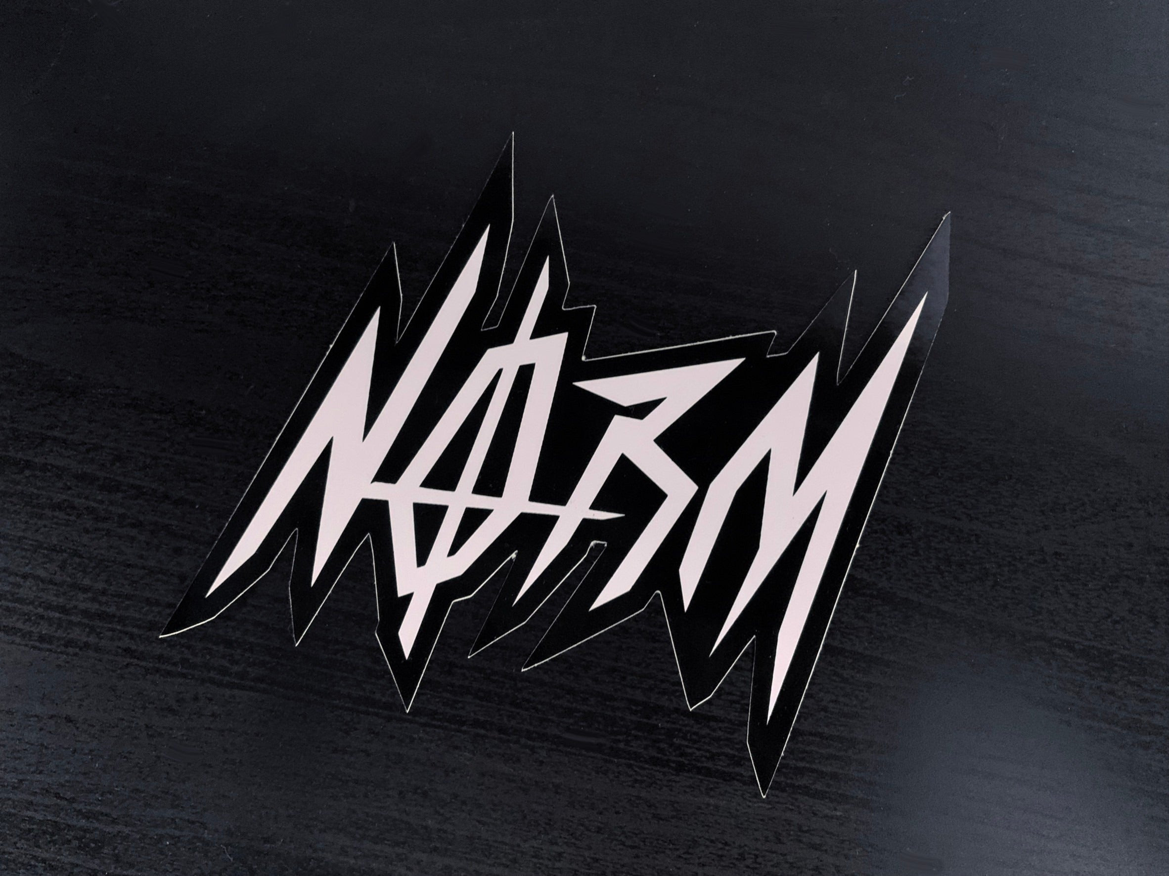 NORM - STICKER OG (15CM)