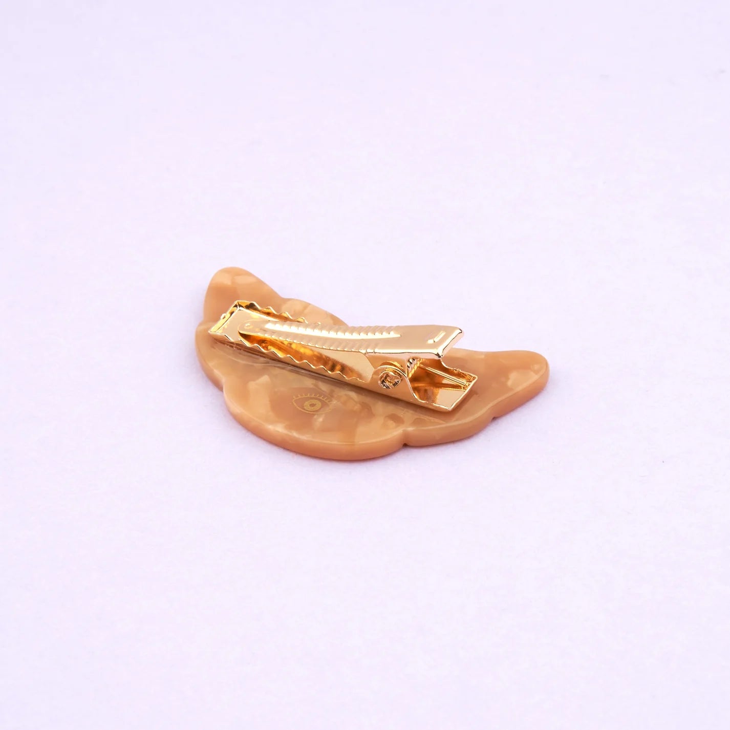 coucou-suzette-accessoire-accessory-cadeau-gift-tendance-mode-trendy-fashion-douce-france-french-frenchy-barrette-hair-clip-croissant-beige-HD1.webp