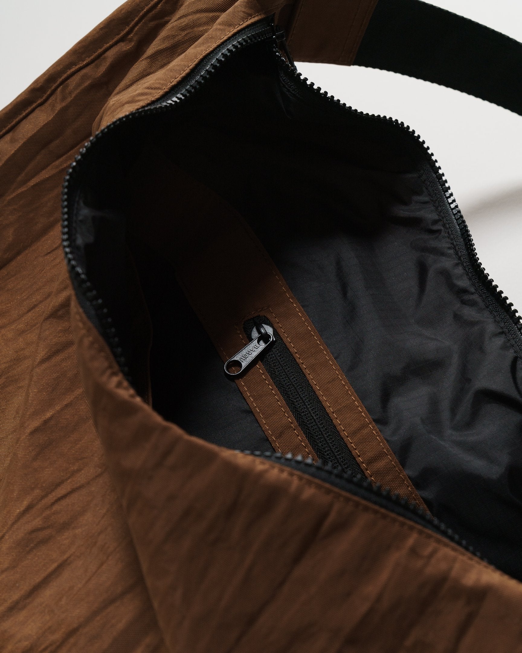 กระเป๋าผ้า Baggu Nylon Crescent Bag สี Brown