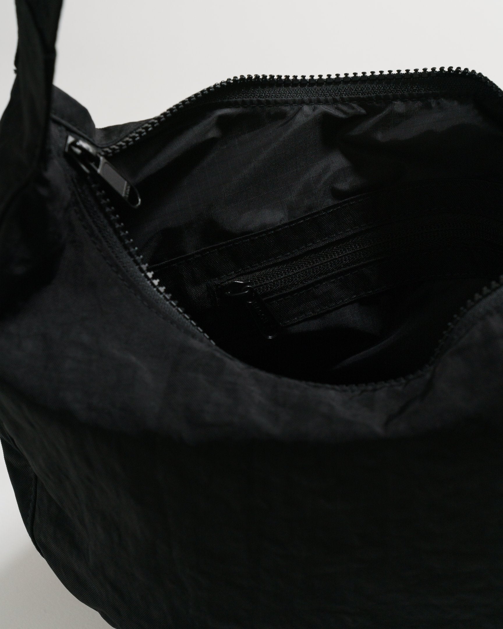 กระเป๋าผ้า Baggu Nylon Crescent Bag สี Black